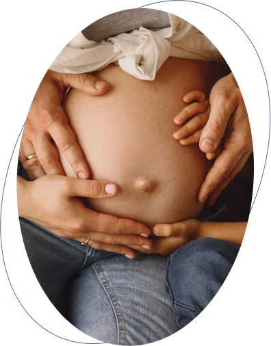 Femme enceinte femme qui allaite son enfant dans la nature