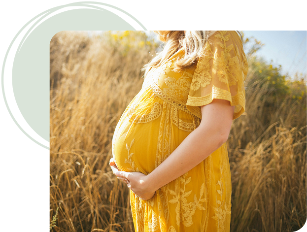 femme-enceine-sophrologie Femme enceinte méditant sereinement pendant sa grossesse