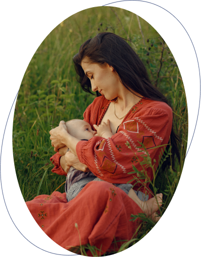 femme qui allaite son enfant dans la nature femme qui allaite son enfant dans la nature