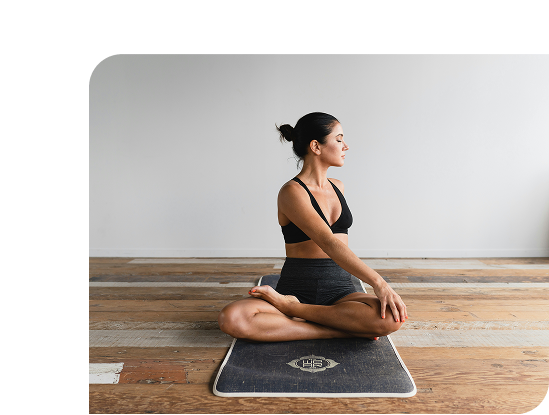 Femme qui fait un exercice de relaxation Femme qui fait un exercice de relaxation