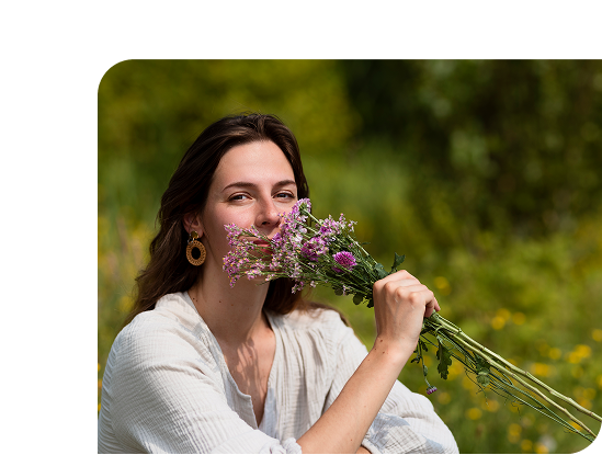 femme avec des fleurs femme avec des fleurs