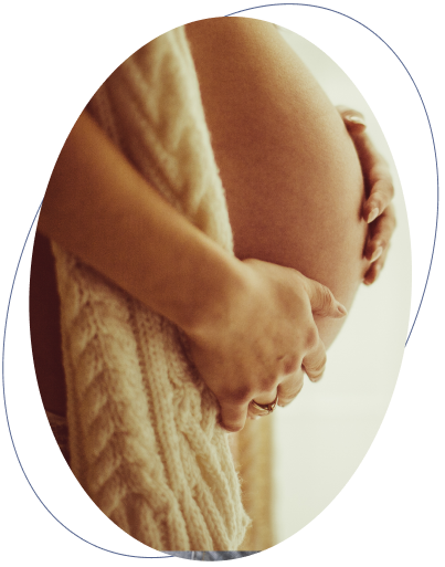 femme qui allaite son enfant dans la nature