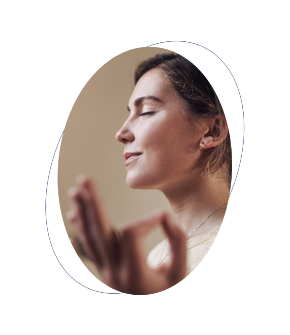 femme qui respire et qui est zen femme qui allaite son enfant dans la nature